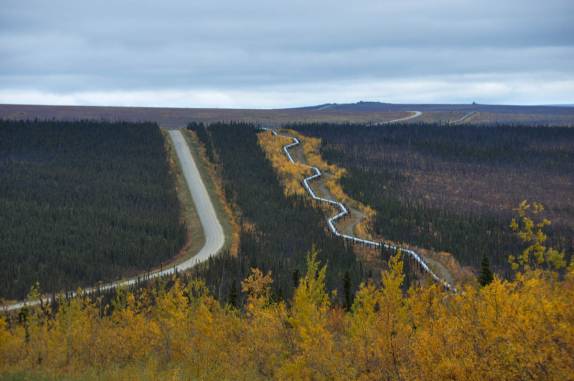 A estrada e o oleoduto seguem juntos até a costa do Oceano Ártico, no norte do Alaska
